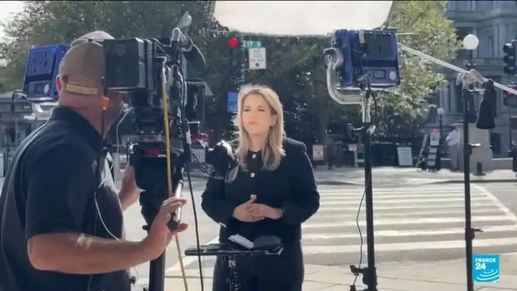 CNN, Politico e MS NOW tiveram suas credenciais de imprensa confiscadas na Casa Branca. Essa restrição levanta questões…
