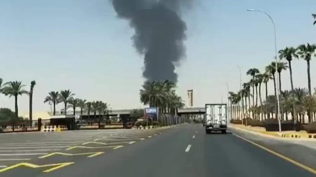 Um incêndio perto do aeroporto principal de Riade ocorreu depois que Houthis alegaram lançar mísseis e drones contra a …