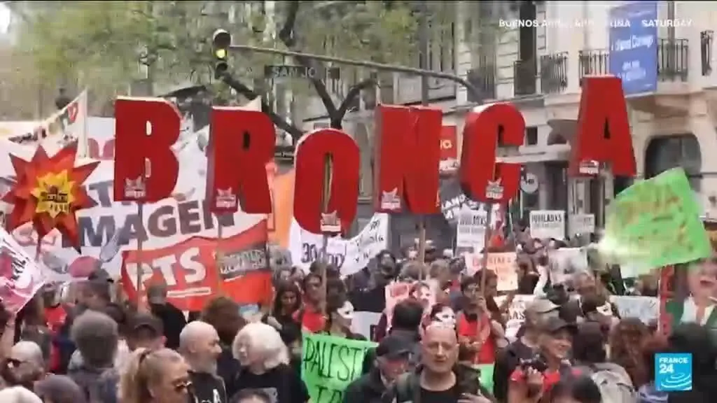 Cem pessoas tomaram as ruas de Buenos Aires em manifestação contra o plano de austeridade do presidente Milei. A alta d…