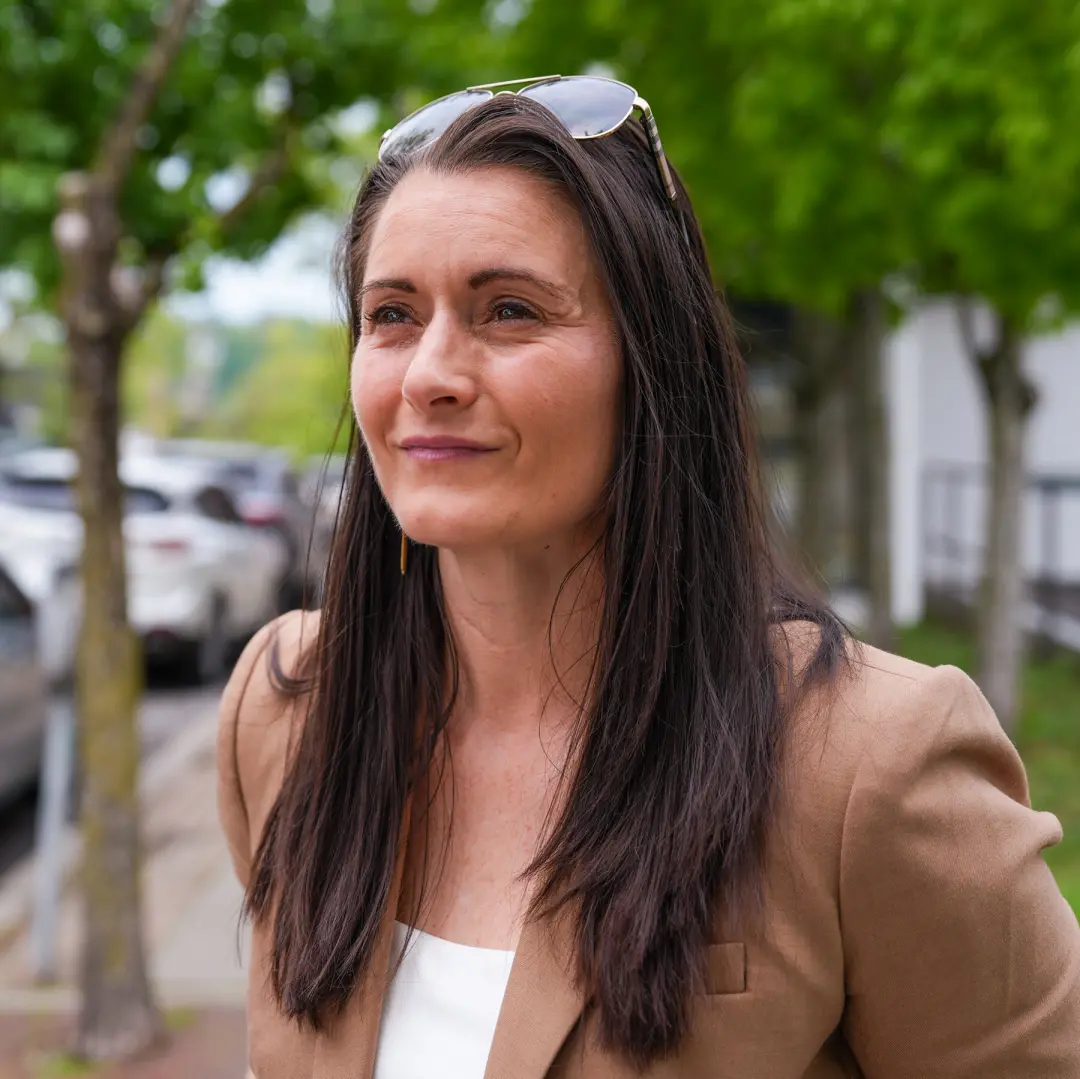 Cait Conley enfrenta ataques republicanos sobre seus laços com empresas de defesa após deixar a administração Biden, na…