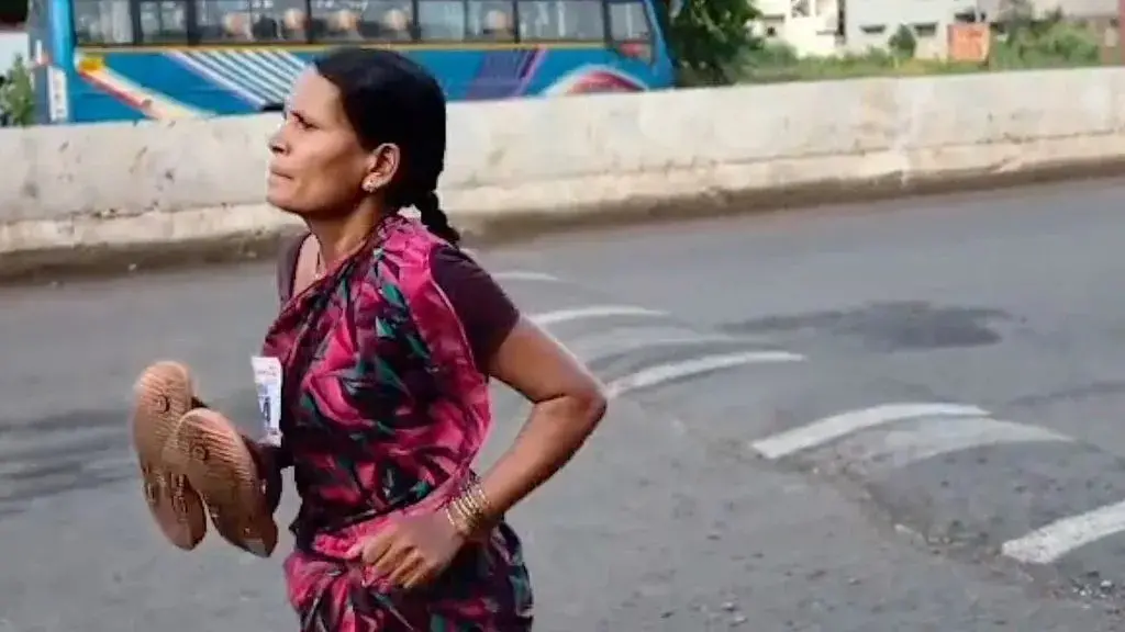 Indiana de 47 anos corre 3 quilômetros descalça por um prêmio de 3 mil rúpias para ajudar nos estudos das filhas. A ati…