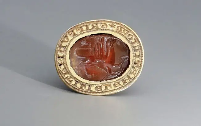 Um anel medieval de ouro com grifo vai a leilão na Inglaterra por pelo menos 70 mil reais. É legal ver peças assim send…