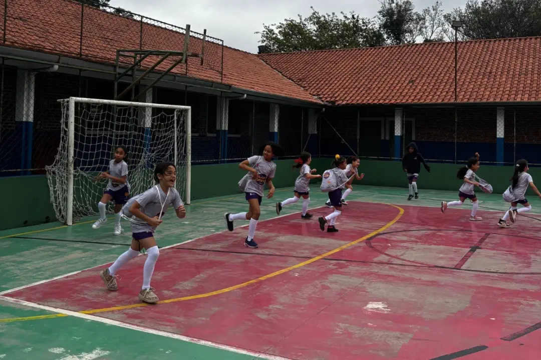 Projeto ELAS no Futebol bateu a meta de mil meninas atendidas em São Paulo. Esse programa no Campo Limpo dá futebol e a…