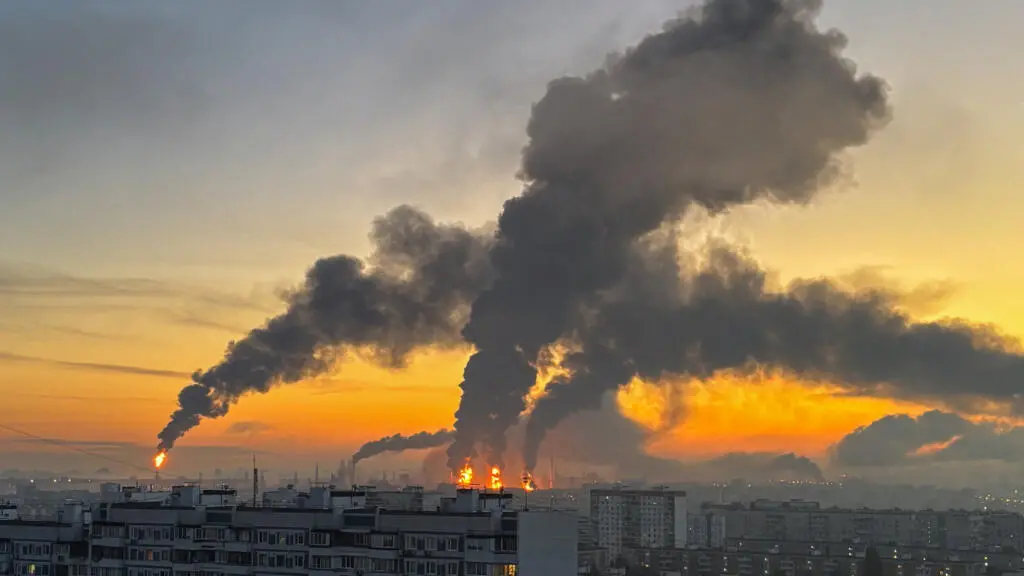 Kyiv disparou mais de 1.000 drones contra a capital russa, atingindo uma refinaria de petróleo e causando duas mortes. …