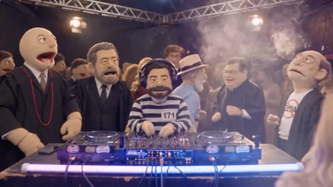 Zema divulgou vídeo de IA onde Vorcaro aparece como DJ em festa com Lula e ministros do STF. A música questiona quem é …