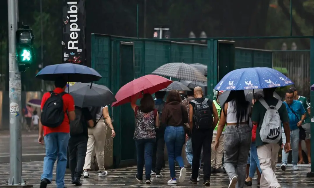 Tempestade com perigo em São Paulo, chegando a 100 mm de chuva e ventos de até 100 km/h em regiões como Bauru e Macro M…