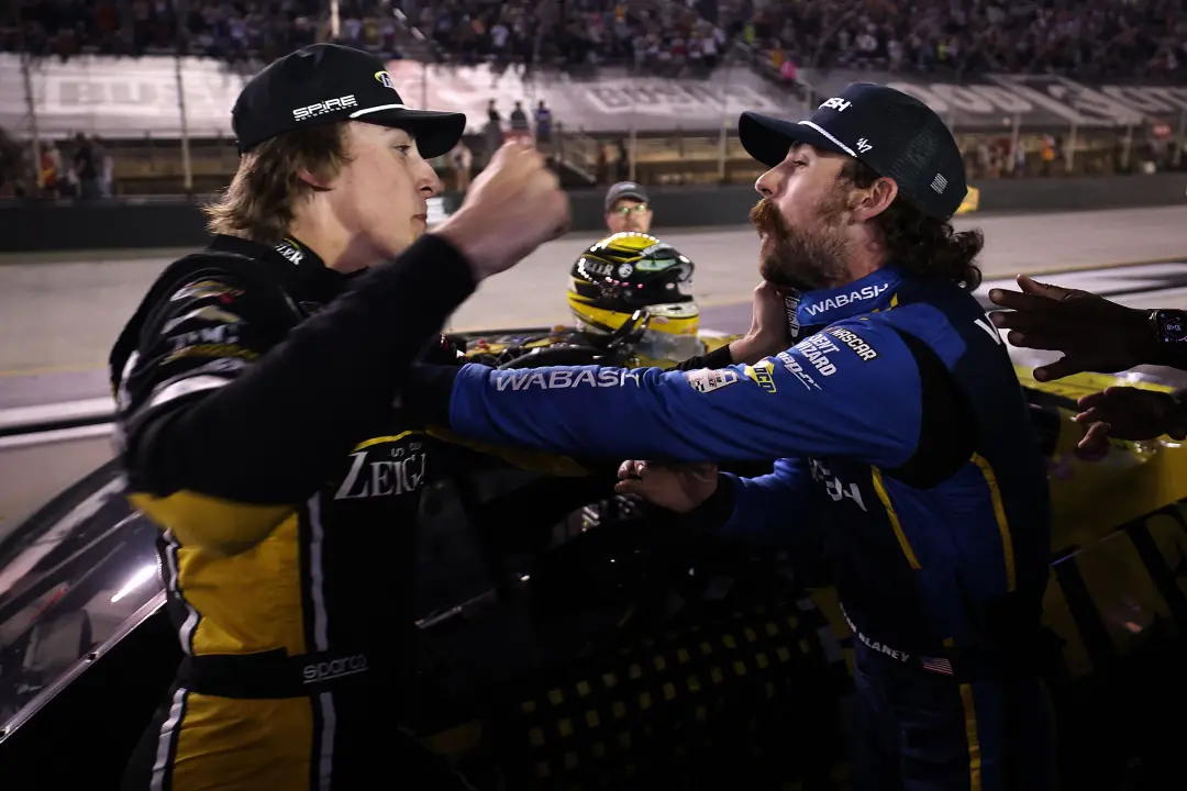 Bristol, etapa da Nascar Cup Series, teve confusão com troca de socos entre Carson Hocevar e Ryan Blaney. A briga começ…