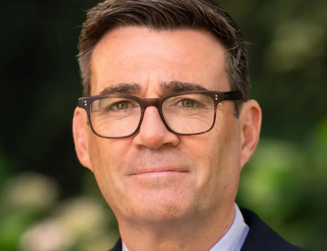 Andy Burnham, primeiro-ministro do Reino Unido, precisou passar a função de aconselhar o rei sobre bispos para Alex Nor…
