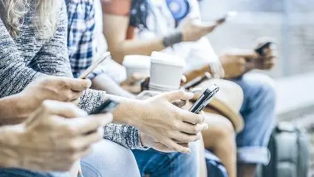 Pessoas falam menos a cada ano, e especialistas apontam riscos para o cérebro. A diminuição na fala pode indicar mudanç…