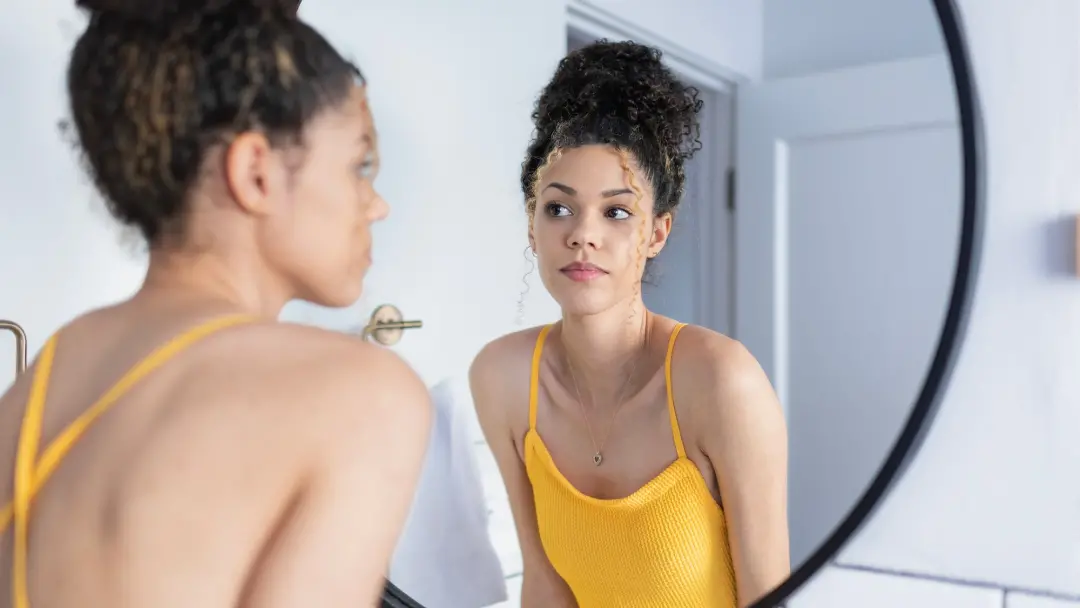 A diferença entre a foto e o espelho reflete física e assimetria facial. O espelho inverte a imagem, enquanto a foto nã…