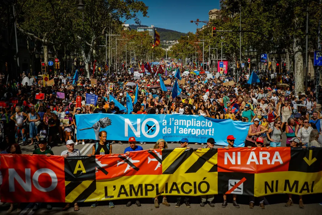 Milhares de pessoas manifestaram-se em Barcelona contra a possível ampliação do aeroporto El Prat. A oposição da socied…