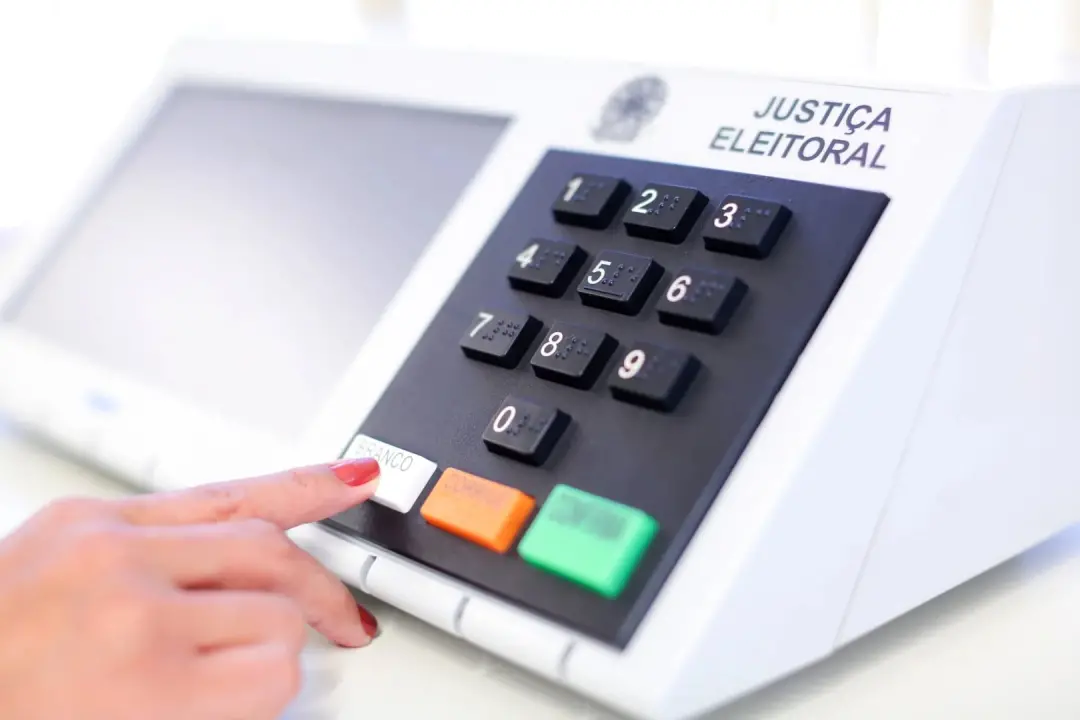 Regulamentação de IA nas eleições 2026 estabelece limites claros para o uso de inteligência artificial. A proibição de …