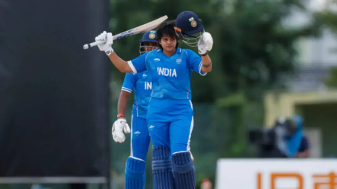 Shafali Verma bateu 100 corridas em 49 bolas contra o Bangladesh no semi final das Asian Games 2026, em Nisshin, Japão.…