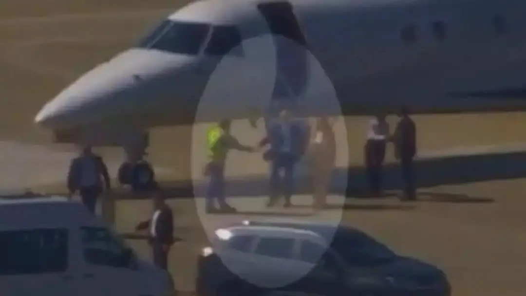 Ministro Alexandre de Moraes e Viviane Barci foram vistos desembarcando de um jatinho ligado a Daniel Vorcaro no Santos…