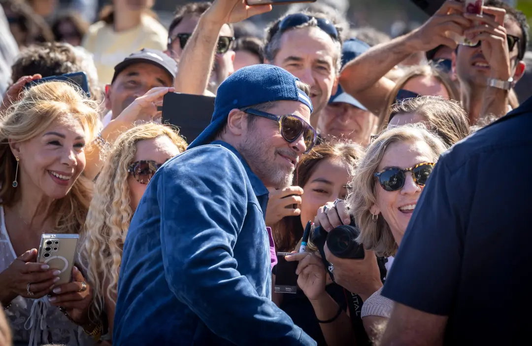 Brad Pitt chegou a San Sebastian hoje para apresentar a nova pelicula En el corazón de la bestia no festival de cinema.…