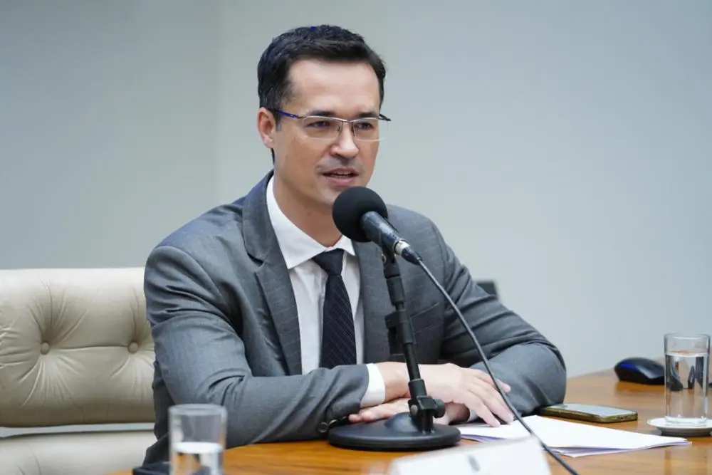 Deltan Dallagnol criticou a suspensão de sua campanha pelo TSE, que impede uso de fundos e participação em debates. A l…