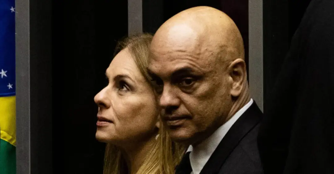 Moraes e sua esposa desembarcaram de um jatinho ligado a empresas de Vorcaro no Santos Dumont. O contraste com a nota d…