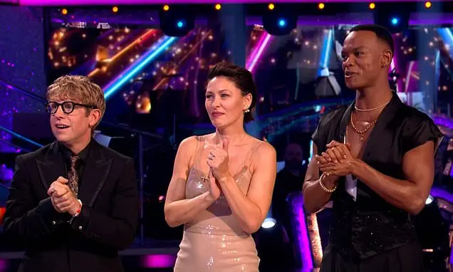 Emma Willis, Josh Widdicome e Johannes Radebe começaram a conduzir o Strictly Come Dancing, mas os números de audiência…