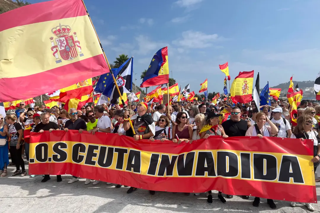Cientos de ciudadanos marcharam do explanada Juan Carlos I pra playa del Tarajal em Ceuta. A manifestação é contra a cr…