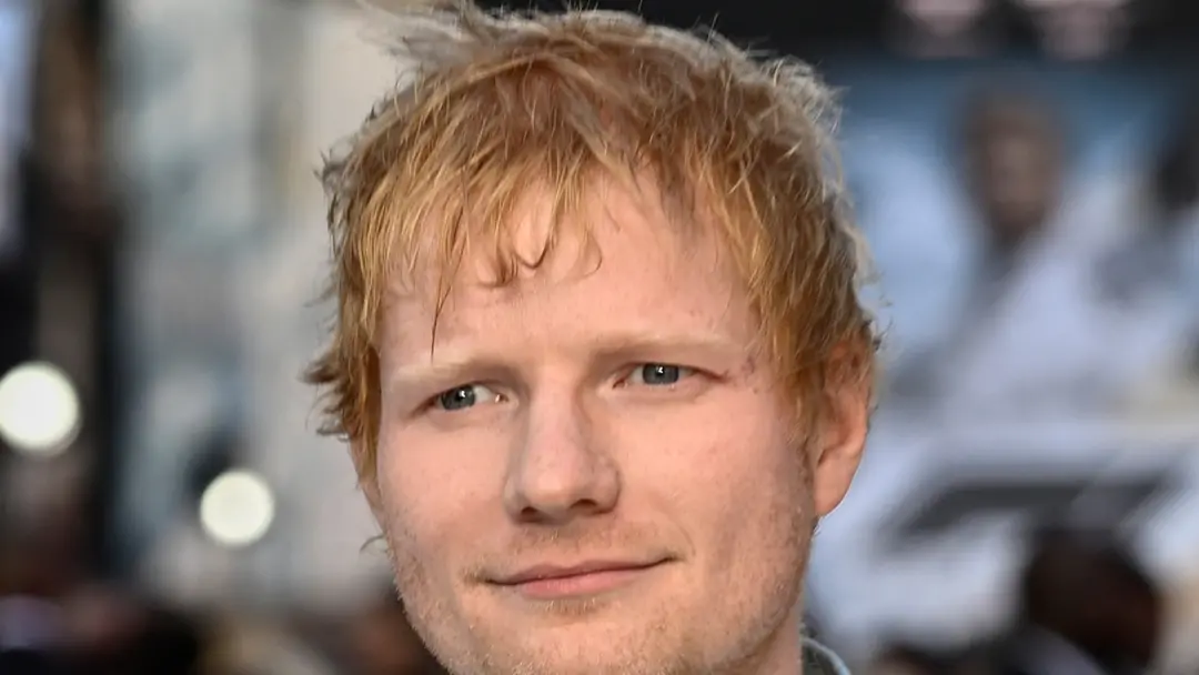 Ed Sheeran removeu a bancada do palco no show em Filadélfia por medo de que os fãs o atacassem. Essa preocupação mostra…