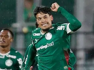 Palmeiras desmancha esquema de tres zagueiros no jogo contra o Grêmio. Mudança tática importante que mostra como a flui…