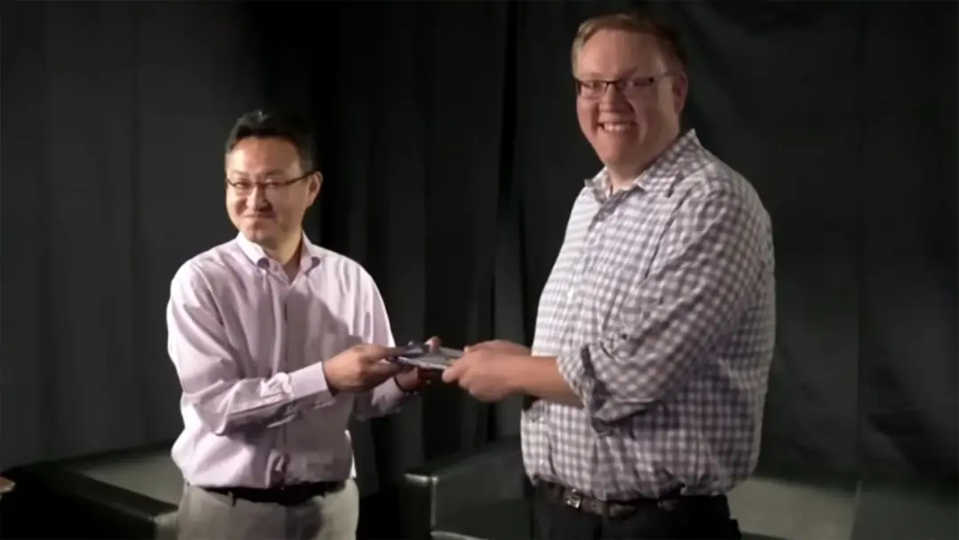 Ex-diretores da PlayStation Adam Boyes e Shuhei Yoshida recriaram um momento viral do lançamento do PS4, passando uma c…