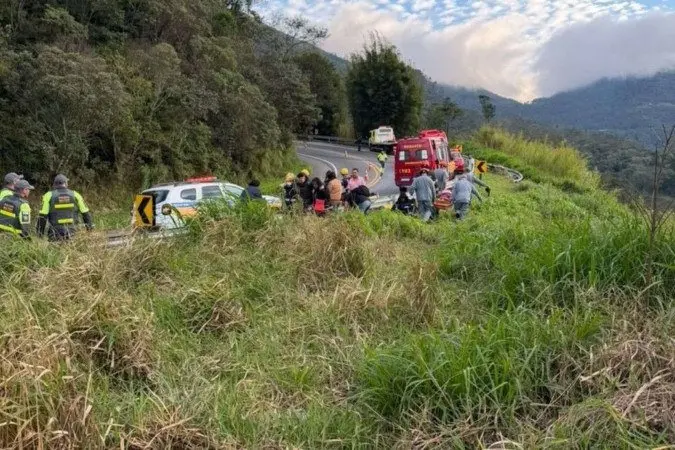 Cinco pessoas morreram em queda de ônibus em uma ribanceira de 15 metros em Cruzeiro, SP. O acidente, que envolveu um ô…