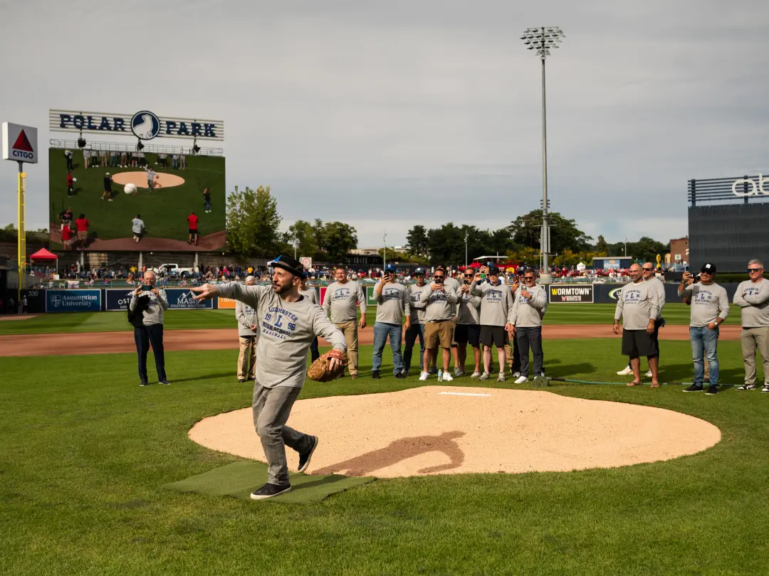 Tino Proietti, ex-jogador do time de Leominster de 1996, fez o arremesso inaugural em um jogo dos WooSox em Polar Park.…