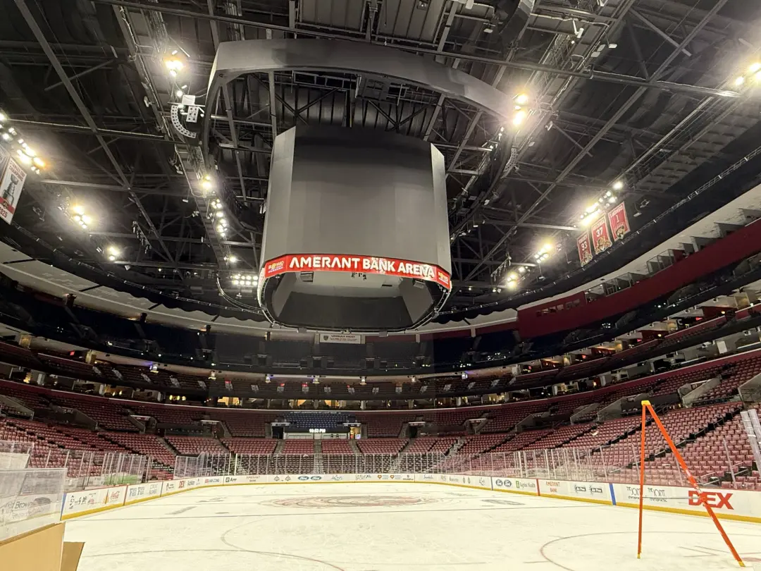 Panthers contra Hurricanes na noite de hoje, às 19 horas, no Amerant Bank Arena. É bom ver o Barkov voltando pra quadra…