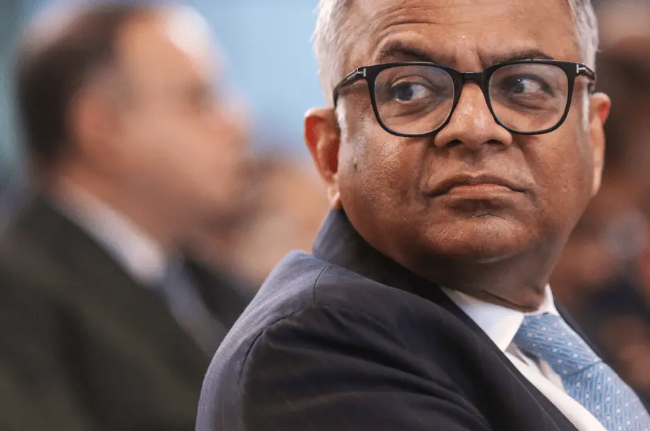 Tata Sons, no quarto andar da sede na Índia, teve disputa pelo futuro do conglomerado. O voto 4 a 1 prorroga mandato e …