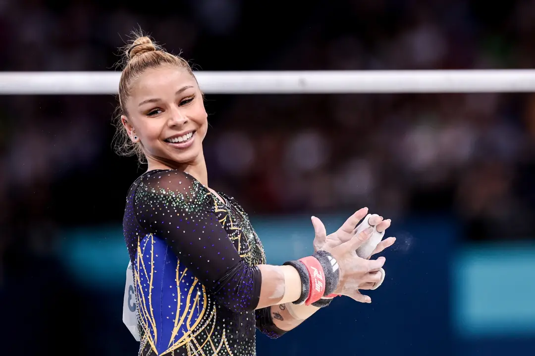 Flávia Saraiva levou ouro na trave da Copa do Mundo na Hungria, com 13.766 pontos, e Rebeca Andrade ficou com a prata, …