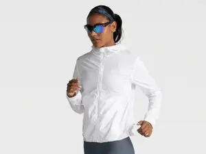 Jaqueta Asics com capuz e tecido à prova dágua está com 10% de desconto. Coisas práticas como essa ajudam a cuidar das …