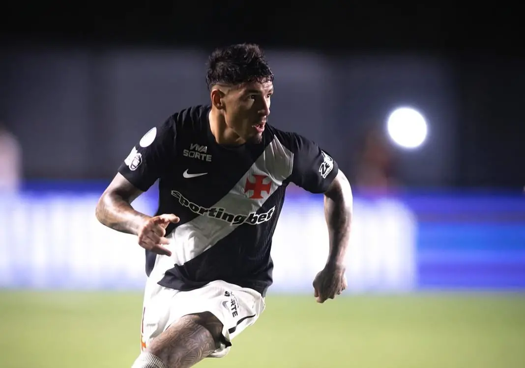 Pedro Emanuel falou sobre a disputa na zaga do Vasco após a vitória por 5 a 0 contra o Coritiba. O técnico disse que qu…