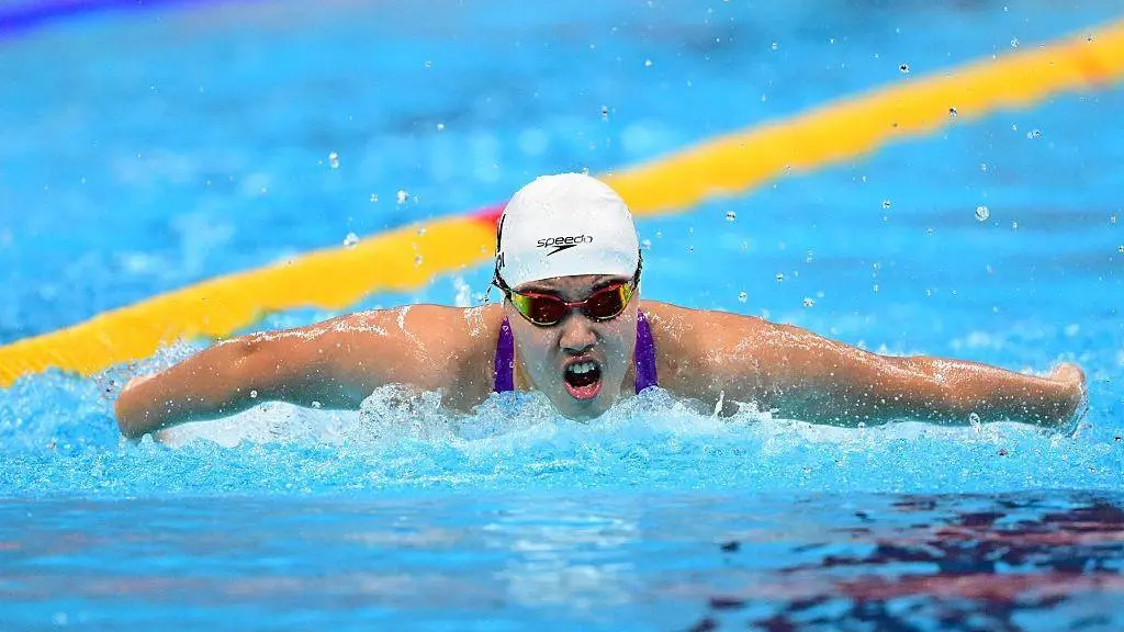 Yu Zidi, garota chinesa de 13 anos, conquistou a medalha de ouro no 200m borboleta nos Jogos Asiáticos com um tempo rec…