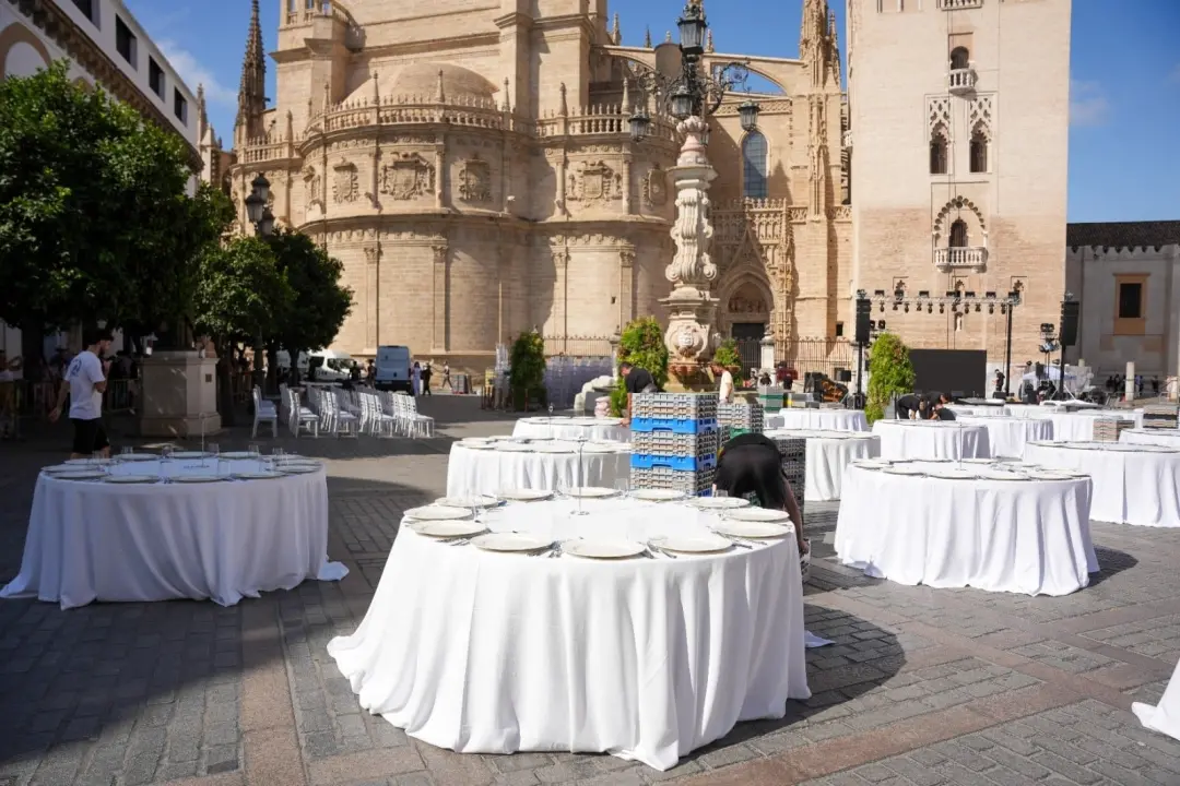Plaza de la Virgen de los Reyes, Patrimônio da Humanidade, palco de gala da revista Escaparate com presença da Junta. P…