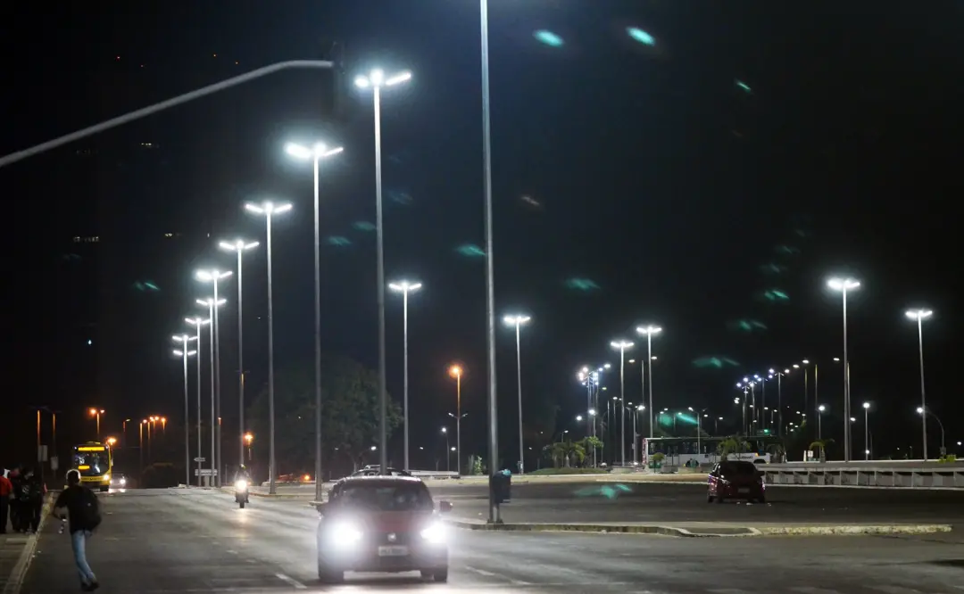 No Distrito Federal, os problemas de iluminação pública podem ser comunicados pelo telefone 155 ou pelo aplicativo Ilum…