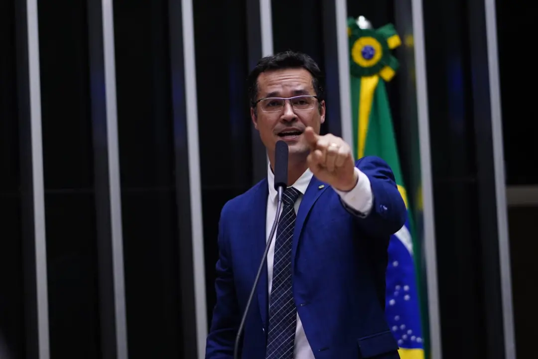 TSE suspendeu a campanha de Deltan Dallagnol ao Senado no Paraná, impedindo aparições no horário gratuito. A decisão oc…