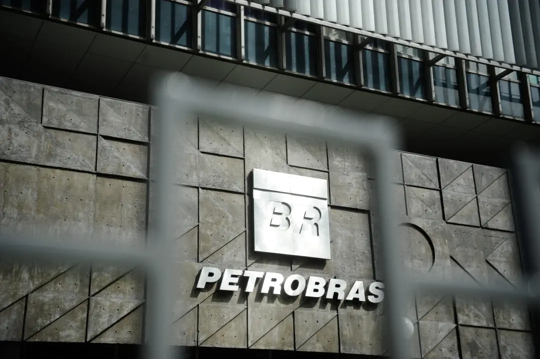 Petrobras aprova a subvenção de R$ 1 por litro de diesel A por 30 dias. A empresa pega esse dinheiro e passa o custo em…