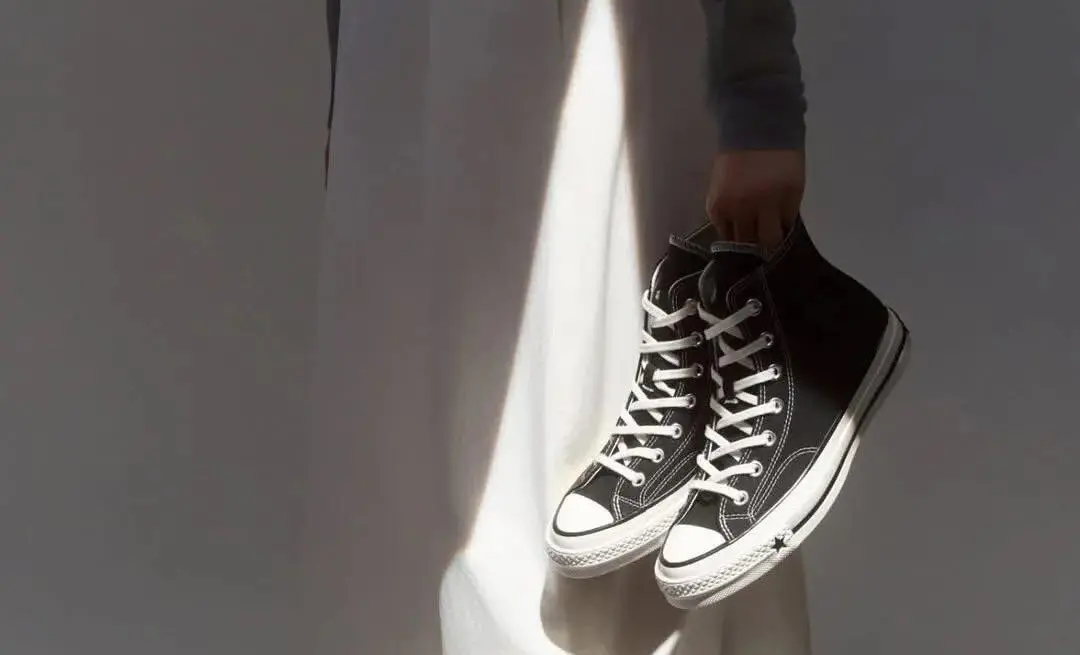 Converse tirou da ar imagem da campanha Chuck 70 X porque internautas viram semelhança com símbolos da Ku Klux Klan. Co…