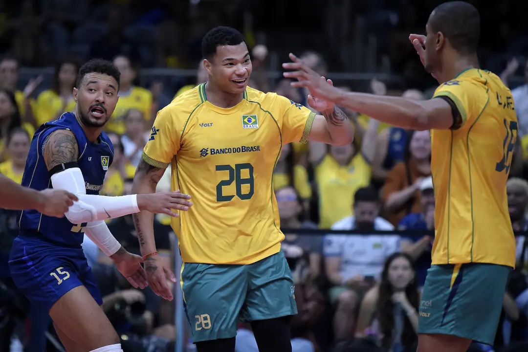 Maracanazinho, vaga garantida no Olímpico de Los Angeles 2028. A seleção masculina de vôlei venceu a Argentina por 3 se…