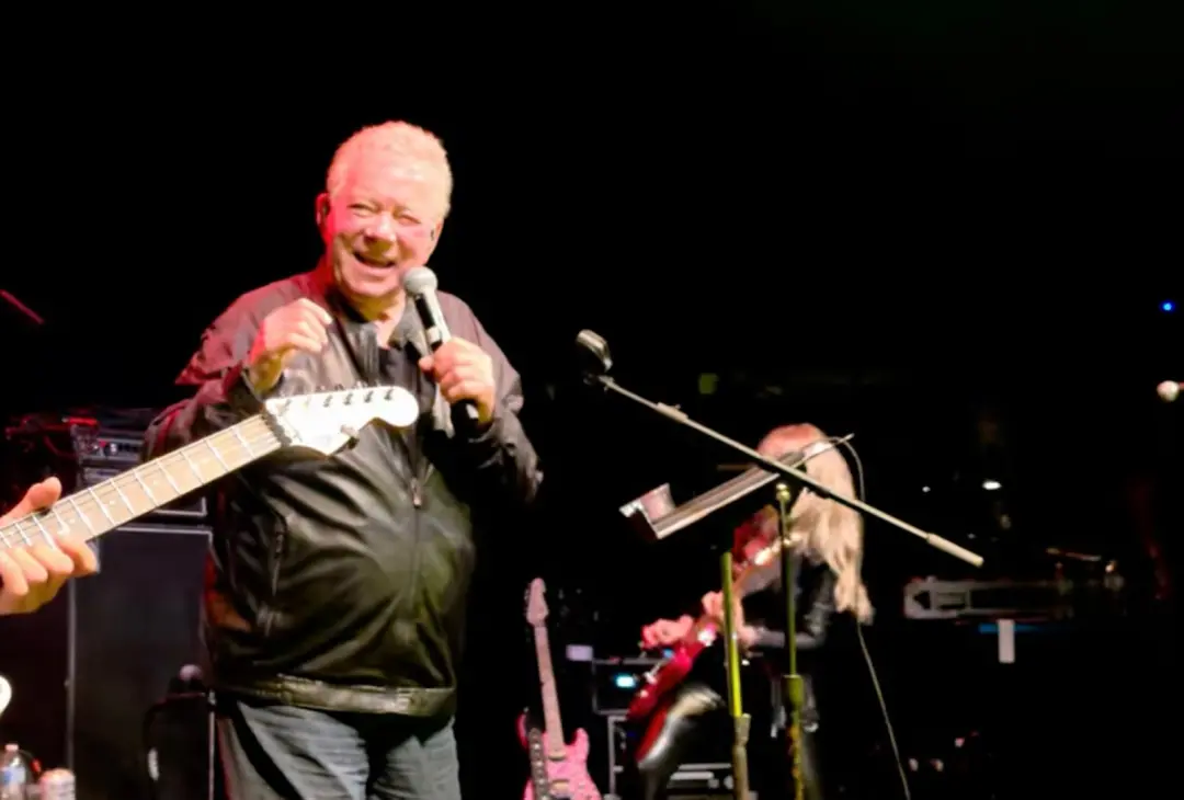 William Shatner tocando Metallica e Ozzy Osbourne em um show de aquecimento em Chicago. Um debut de heavy metal bacana,…