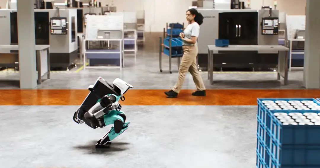 Digit 5, o robô humanóide da Agility Robotics, para de se mover e se abaixa ao detectar a presença de um humano. Essa c…