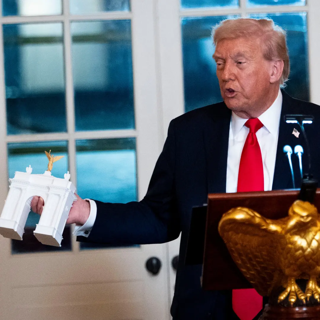 Trump fala que o complexo em D.C. seria um complexo militar com drones e francotiradores. Essa ideia reforça a justific…