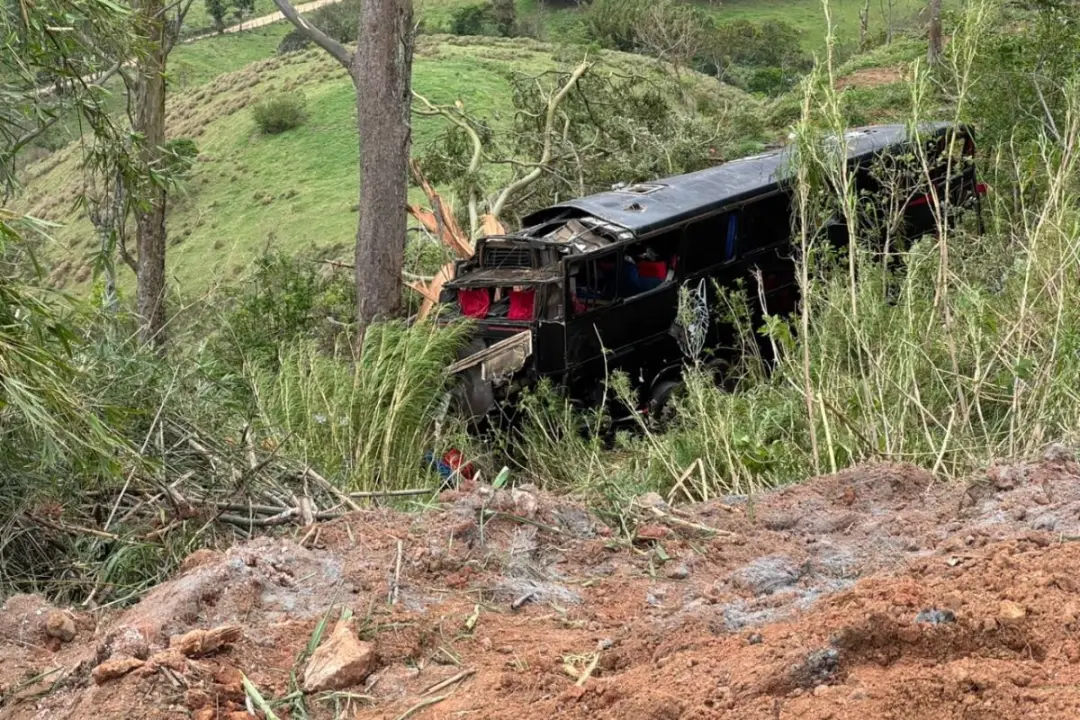 Em Cruzeiro, São Paulo, um ônibus que ia para Aparecida caiu de uma ribanceira, deixando ao menos cinco mortos. Quarent…