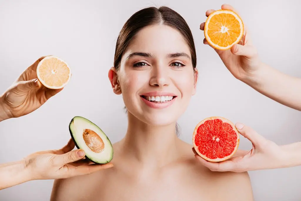 Pele reflete o que a gente come. Alimentos como frutas cítricas e abacate fornecem nutrientes importantes para a pele, …