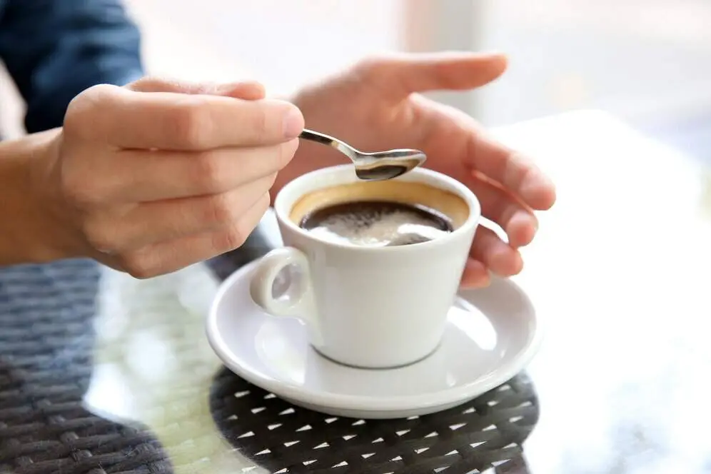 Tim Spector mostrou que pessoas que tomam café regularmente têm um microbioma intestinal mais diverso, com mais de 100 …