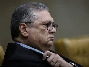 Dino determinou que o governo revise as regras da CVM sobre fundos e lavagem após o caso Master. Essa movimentação most…