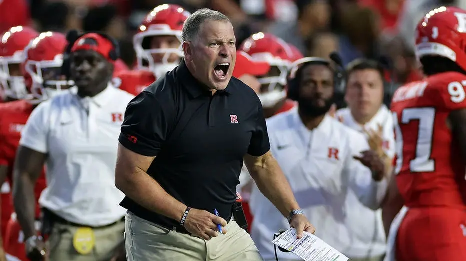 Greg Schiano, técnico do Rutgers, explodiu após uma falta ilegal de substituição contra a USC, mesmo com o time perto d…