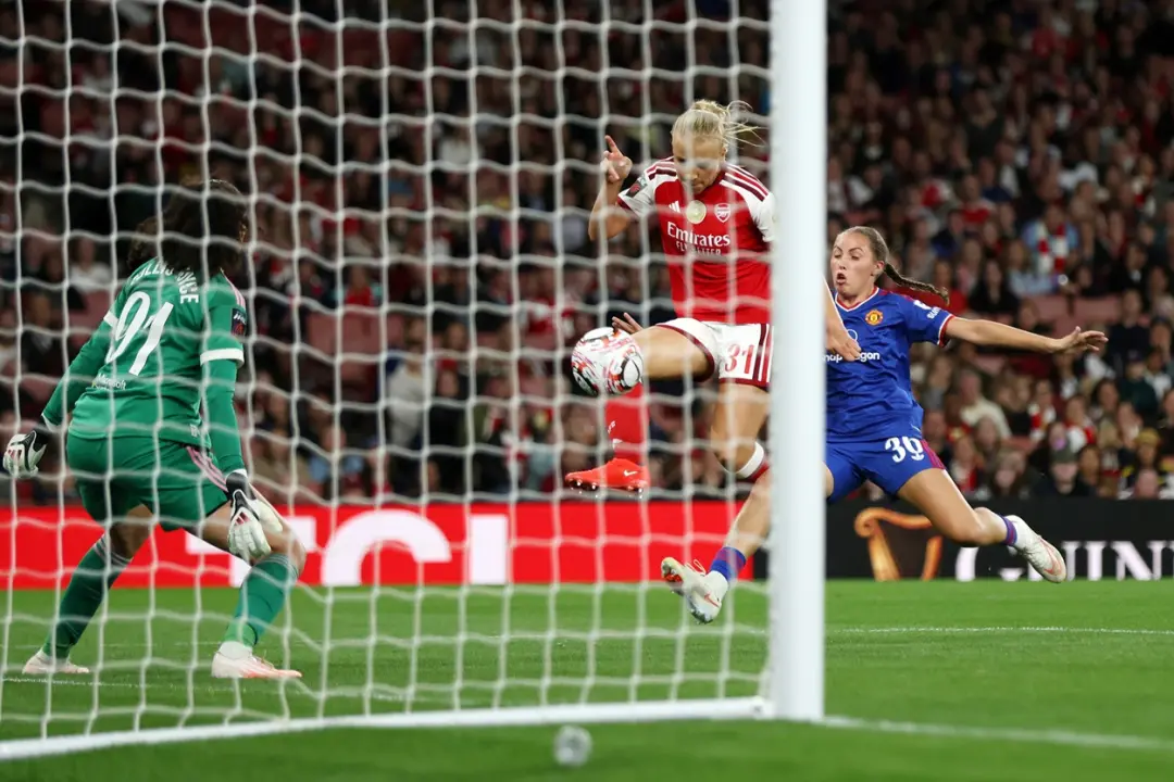 Arsenal Women empatou em 1 a 1 com o Manchester United no Emirates, mas a Holmberg marcou no final do jogo. Um empate a…