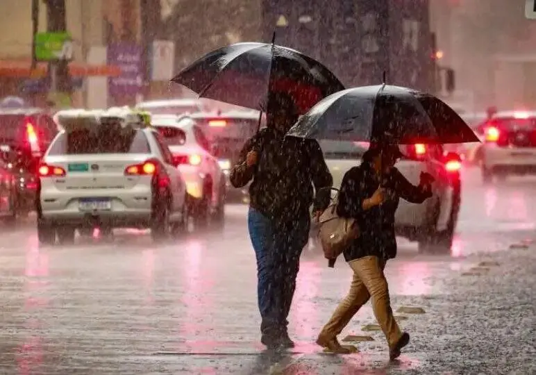 Porto Alegre sob alerta de chuvas intensas, com previsão de acumulado de 45 milímetros e ventos fortes até segunda. Ess…